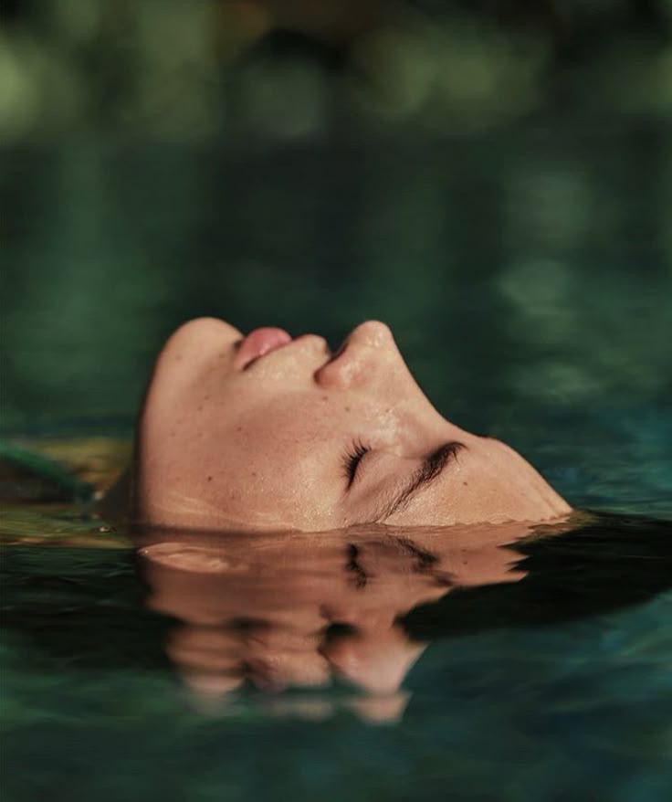 Mulher flutuando serenamente na água